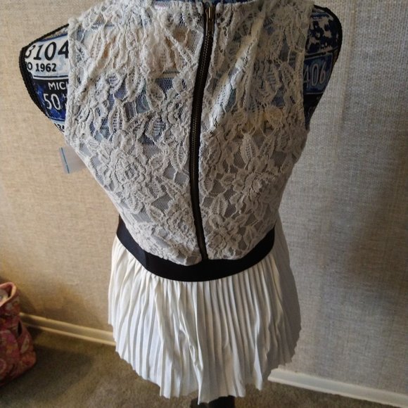 BNWT - XHILARATION - BEAUTIFUL WHITE LACE/PLEATED SHIRT WITH BLACK ACCENT - SZ M - Picture 3 of 8